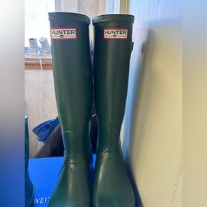 Women’s green hunter rain boots